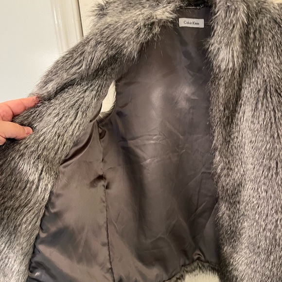 Calvin Klein FAUX FUR VEST GRAY. SAVE - Picture 3 of 8